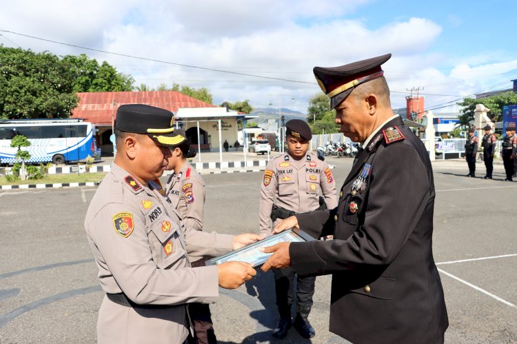 Polres Sikka Gelar Wisuda Purna Bakti AKP Alexander Suban