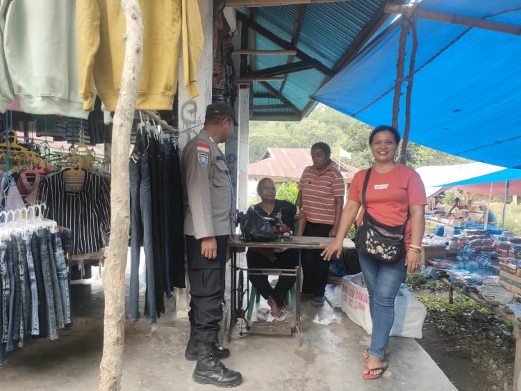 Personil Polsubsektor Mego-Polsek Paga-Polres Sikka Melaksanakan Pengamanan di Pasar Lekebai