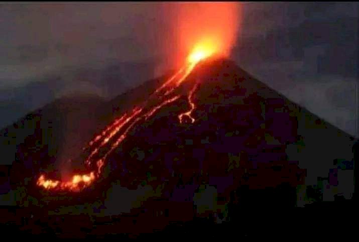 Gunung Lewotobi  Meletus, Lontarkan Batu dan Kerikil, Larva dan Hawa Panas, Warga Histeris