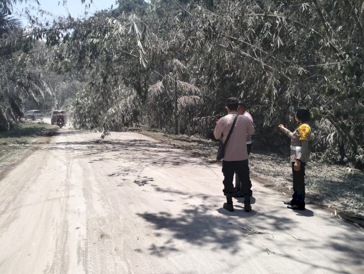 Polres Sikka mengunjungi Korban/Pengungsi Pasca Letusan Gunung Lewotobi dan Sterilisasi Jalan Lintas Flores Larantuka-Maumere