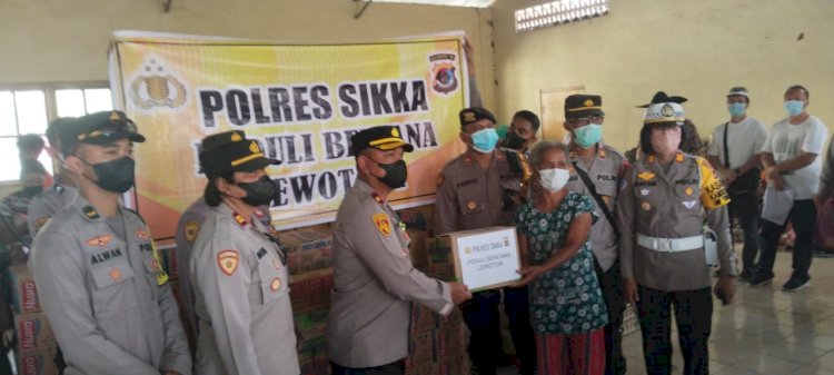 Pemberian Bantuan Sosial “Polres Sikka Peduli Lewotobi” untuk Warga Terdampak Erupsi Gunung Lewotobi