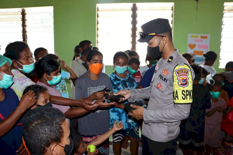 Pemberian Bantuan Sosial “Polres Sikka Peduli Lewotobi” untuk Warga Terdampak Erupsi Gunung Lewotobi