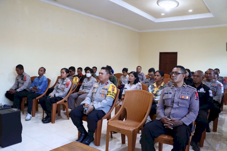 Personil Polres Sikka Melaksanakan Ibadah dan Pembinaan Rohani untuk Meningkatkan Integritas dan Moral Personel.