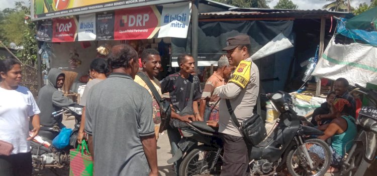 Kegiatan pengamanan, Pengaturan Lalu Lintas, di pasar umum Nita Oleh Personil Polsek Nita - Polres Sikka