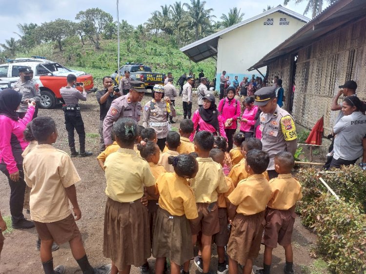 POLRES SIKKA MEMBERIKAN BANTUAN FASILITAS PENDIDIKAN  UNTUK SEKOLAH  TERTINGGAL ( TIDAK LAYAK ) DI SEKOLAH DASAR KELAS JAUH BORA BLUPUR, DUSUN BORA BLUPUR, DURA BEKOR, KEC.BOLA, KAB.SIKKA