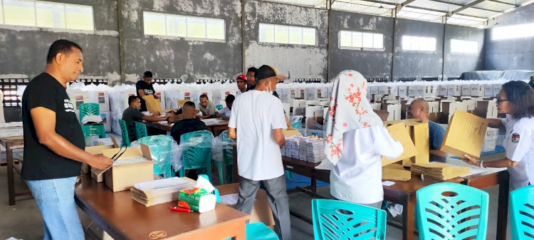 KEGIATAN HARI KEEMPAT PENGESETAN DAN PENGEPAKAN PERLENGKAPAN PEMUNGUTAN SUARA, DUKUNGAN PERLENGKAPAN LAINNYA DAN PERLENGKAPAN PEMUNGUTAN SUARA LAINNYA OLEH KPU KAB. SIKKA