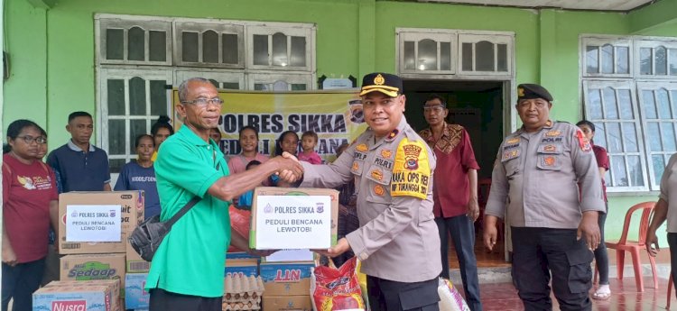 Polres Sikka Salurkan Bantuan Sosial untuk Pengungsi Terdampak Erupsi Gunung Lewotobi Laki-Laki