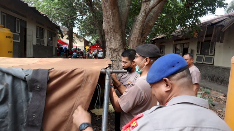 Polres Sikka Laksanakan Bakti Sosial dan Pembangunan Tenda Lapangan untuk Pengungsi Erupsi Gunung Lewotobi