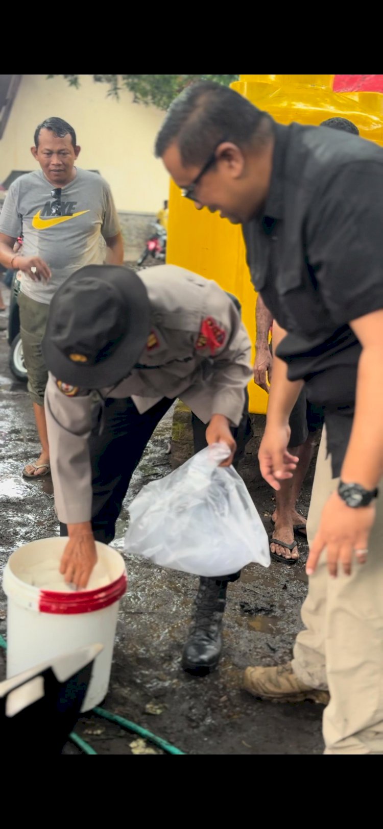 KAPOLRES SIKKA MEMBERIKAN BANTUAN SOSIAL UNTUK PENGUNGSI TERDAMPAK ERUPSI GUNUNG LEWOTOBI LAKI -LAKI