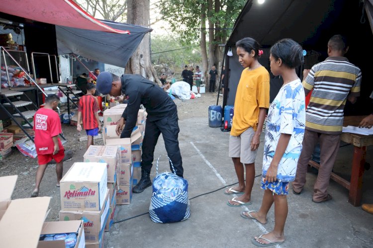 Polda NTT Salurkan Bantuan untuk Masyarakat Terdampak Erupsi Gunung Lewotobi di Flores Timur