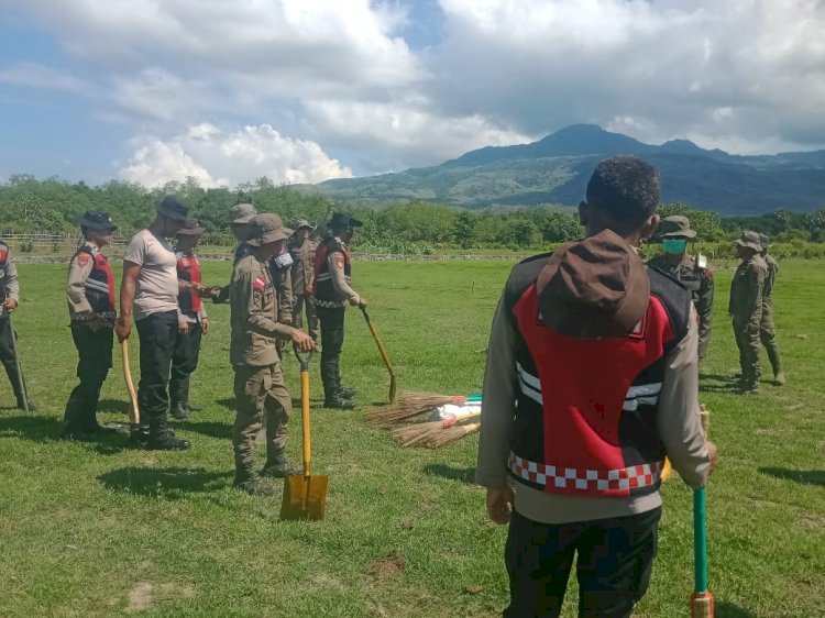 KEGIATAN PEMBERSIHAN LOKASI LANDASAN HELIPET DAN JALAN NEGARA JURUSAN LARANTUKA - MAUMERE DAMPAK DARI ERUPSI GUNUNG LEWOTOBI LAKI-LAKI OLEH TEAM BKO POLRES SIKKA.