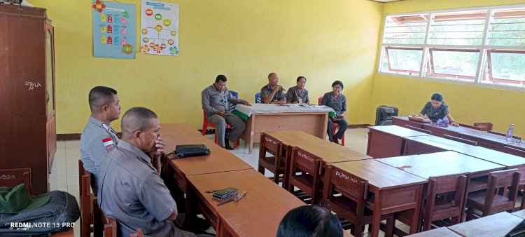 Bhabinkamtibmas Lowolabo Hadiri Rapat Pemantapan Panitia HUT PGRI ke-79 dan Hari Guru Nasional ke-30 Kabupaten Sikka