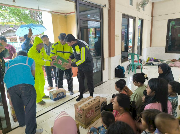 Banjir Bandang Terjang Sukabumi, Polri Evakuasi Ibu dan Bayi dari Gang Sempit