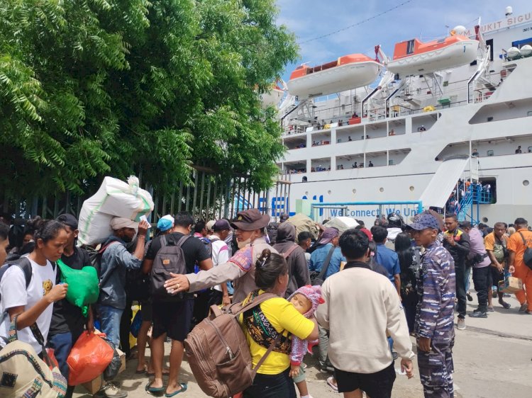 Polres Sikka Perketat Pengamanan di Pelabuhan Laurens Say Akibat Lonjakan Penumpang pada Libur Panjang Natal dan Tahun Baru