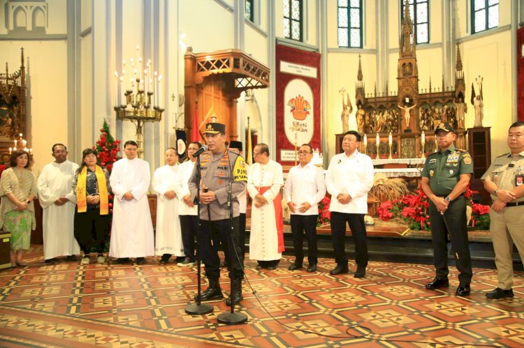 Misa Malam Natal Menkopolkam-Kapolri Sambangi Gereja Katedral Jakarta