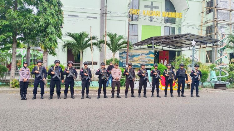 Pastikan Berjalan Aman dan Kondusif, Personil Polres Sikka Lakukan Pengamanan Gereja untuk Ibadah Natal 2024