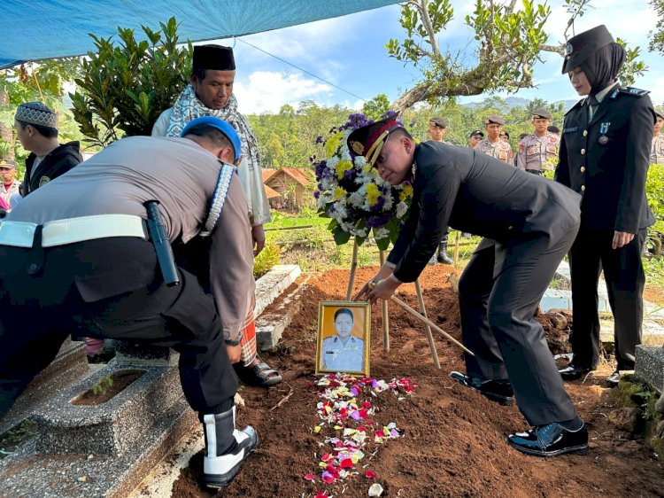 Kapolri Berikan Kenaikan Pangkat Anumerta Kepada Bripka Andithya