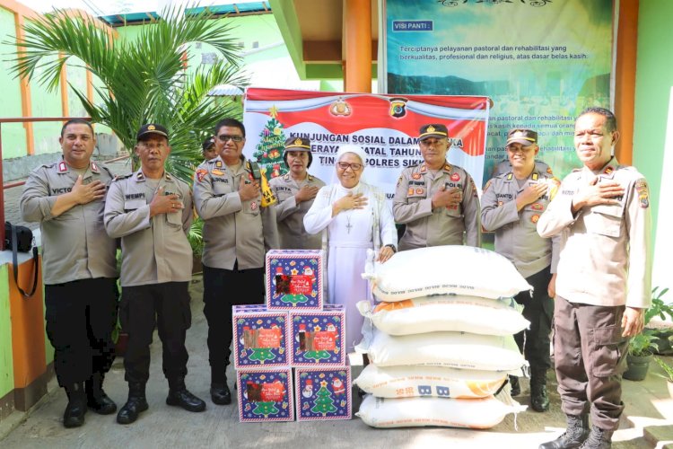 Polres Sikka Berbagi Sukacita Natal, Salurkan Bantuan kepada Warga dan Panti Rehabilitasi