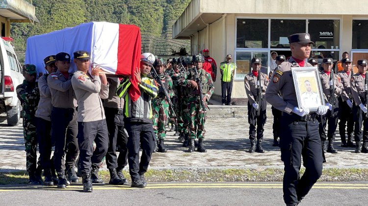 Gugur dalam Tugas, Jenazah Bripka Anumerta Ronald M. Enok Diterbangkan ke Jayapura dan Dimakamkan di Sentani