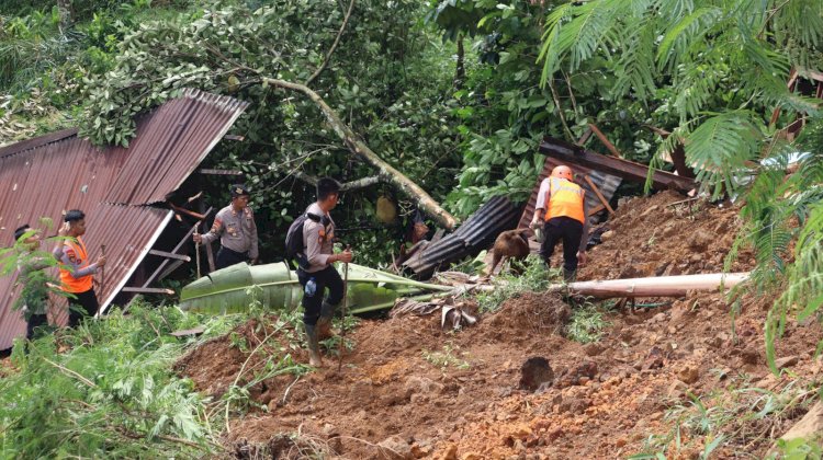 Tim K-9 Polda Jateng Berhasil Temukan Jenazah Bayi 5 Bulan yang Tertimbun Tanah Longsor