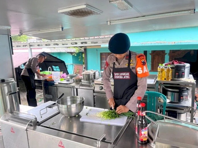 Brimob Bergerak Bantu Evakuasi Korban Banjir dan Longsor di Jateng