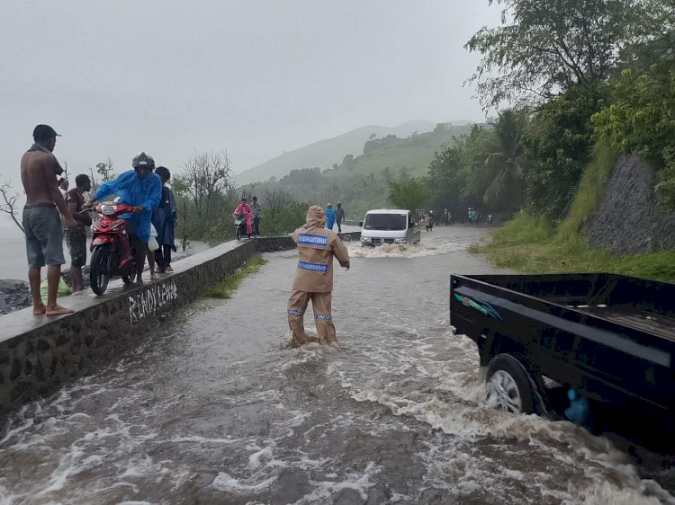 Banjir Landa Jalur Pantai Utara Magepanda-Ende, Polisi Lakukan Patroli, Atur Lalu Lintas, dan Bantu Warga