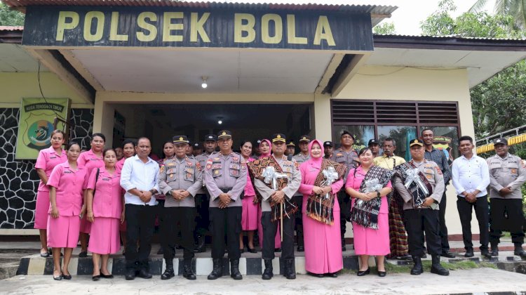 Kapolres Sikka AKBP Moh. Mukhson Kunjungi Polsek Bola, Serap Aspirasi Warga dan Serahkan Bantuan Sosial