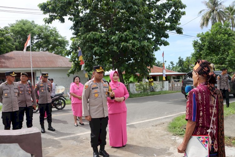 Kapolres Sikka AKBP Moh. Mukhson Beserta Ketua Bhayangkari Disambut Hangat Saat Kunjungan Kerja di Polsek Paga