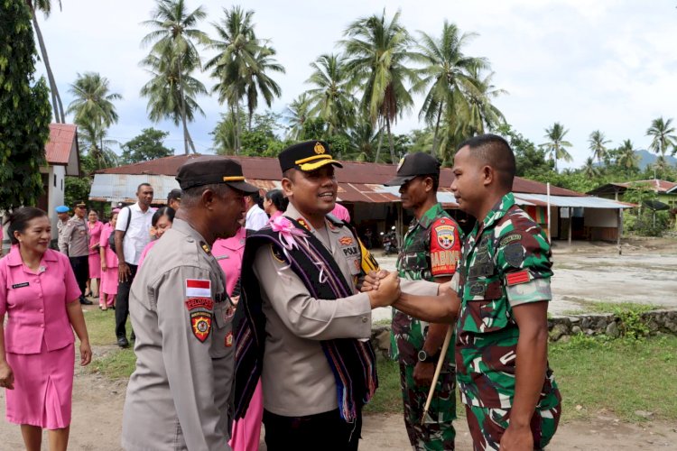 Kapolres Sikka AKBP Moh. Mukhson Beserta Ketua Bhayangkari Disambut Hangat Saat Kunjungan Kerja di Polsek Paga