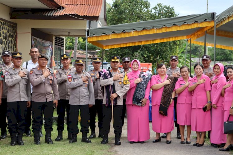 Kapolres Sikka AKBP Moh. Mukhson Beserta Ketua Bhayangkari Disambut Hangat Saat Kunjungan Kerja di Polsek Paga