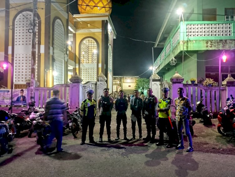 Jamaah Padati Masjid, Polres Sikka Lakukan Monitoring dan Pengamanan