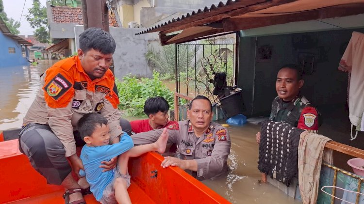 TNI-Polri Bantu Evakuasi Korban Banjir 1,5 Meter yang Mau Cuci Darah