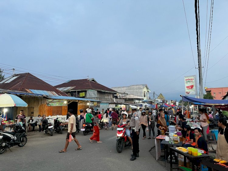 Sat Lantas Polres Sikka Amankan dan Atur Arus Lalu Lintas di Lokasi Jualan Takjil Kelurahan Beru