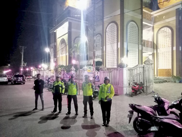 Pastikan Keamanan Pelaksanaan Shoat Tarawih di Masjid Wilayah Kota Maumere : Polres Sikka dan Jajaran Lakukan Pengamanan