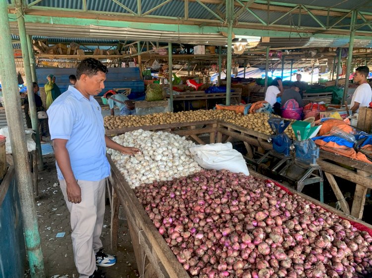 Satgas Pangan Polres Sikka Lakukan Pengecekan Stok dan Harga Bahan Pokok di Pasar Alok Maumere