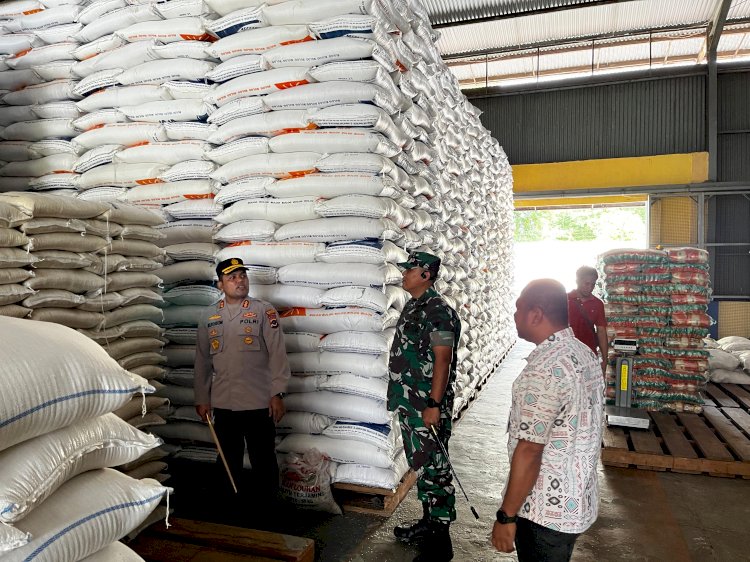 Kapolres Sikka Cek Stok Beras di Gudang Bulog Waioti Menjelang Ramadan dan Idul Fitri