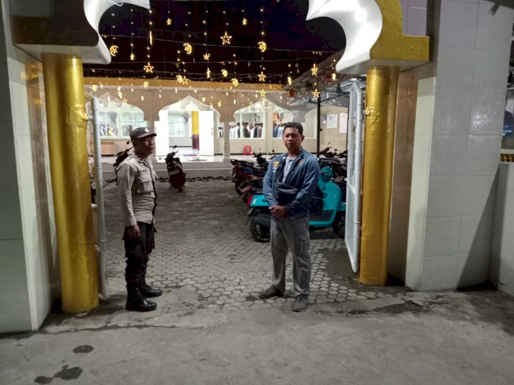 Polsek Kewapante Polres Sikka Kawal Ibadah Tarawih, Jamin Keamanan dan Kenyamanan Jemaah