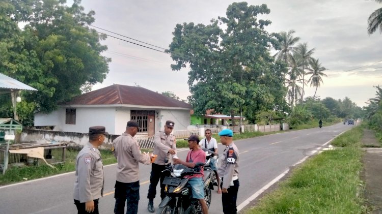 KAPOLSEK PAGA DAN PERSONIL MEMBAGIKAN TAKJIL KEPADA WARGA MASYARAKAT PAGA DAN  WARGA PENGGUNA JALAN