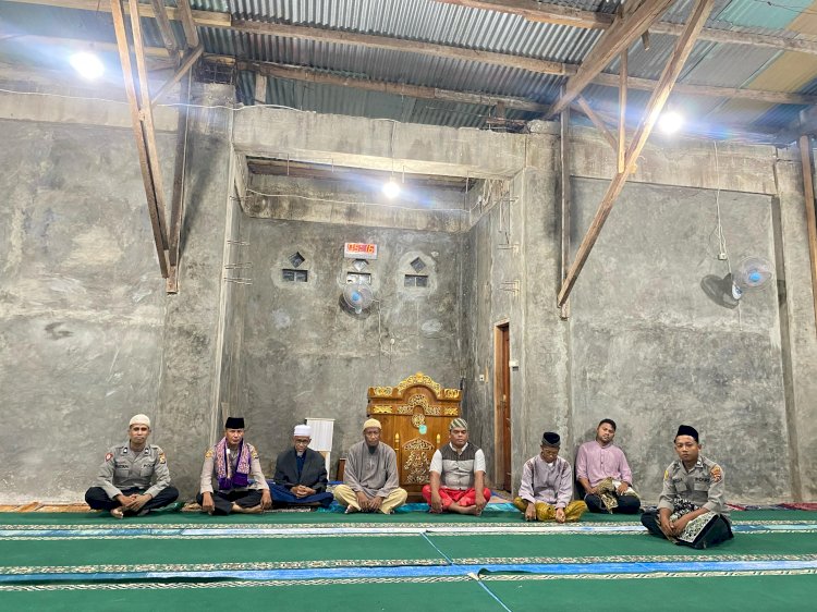 Personel Polres Sikka Ikuti Sholat Subuh Berjamaah dan Qultum Ramadhan di Masjid Nurul Huda Bebeng, Sekaligus Pantau Situasi Kamtibmas