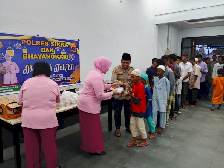 Polres Sikka dan Bhayangkari Cabang Sikka Berbagi Takjil dengan Anak Yatim Piatu