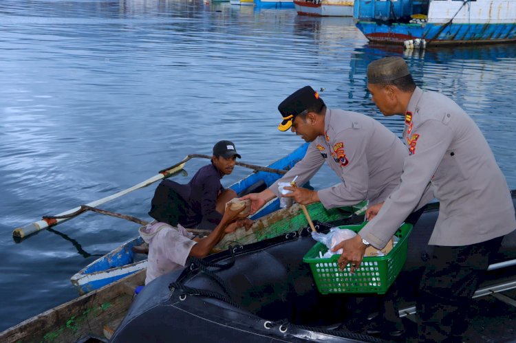 Kapolres Sikka Bersama Satpolair dan Ditpolairud Polda NTT Bagikan Takjil kepada Masyarakat dan Nelayan di Tengah Laut