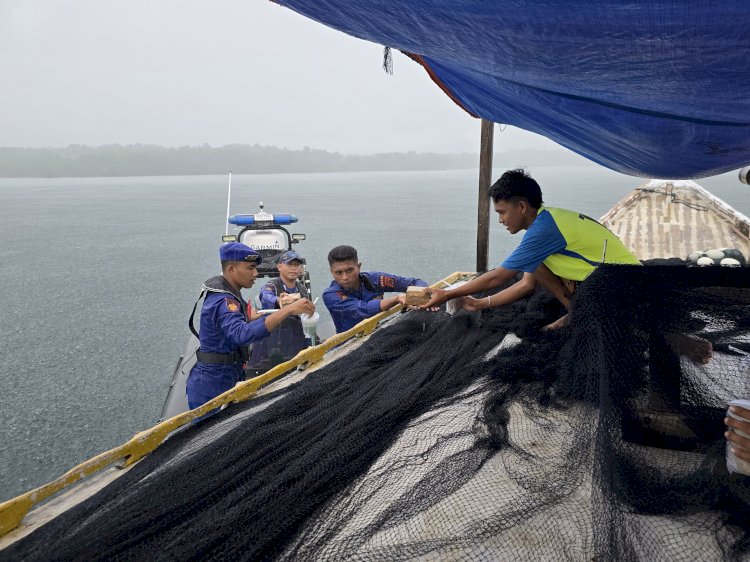 Kapolres Sikka Bersama Satpolair dan Ditpolairud Polda NTT Bagikan Takjil kepada Masyarakat dan Nelayan di Tengah Laut