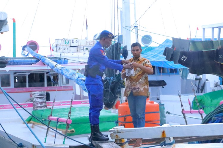 Kapolres Sikka Bersama Satpolair dan Ditpolairud Polda NTT Bagikan Takjil kepada Masyarakat dan Nelayan di Tengah Laut