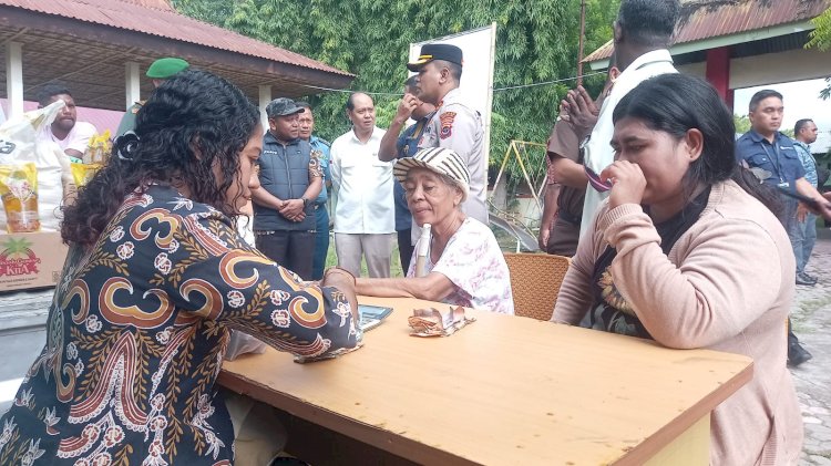 Kapolres Sikka Tinjau Pasar Murah Ramadhan, Warga Antusias Borong Sembako Murah