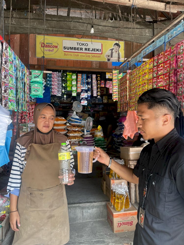 Satgas Pangan Polres Sikka Lakukan Pengecekan Minyak Kita di Pasar Alok Maumere