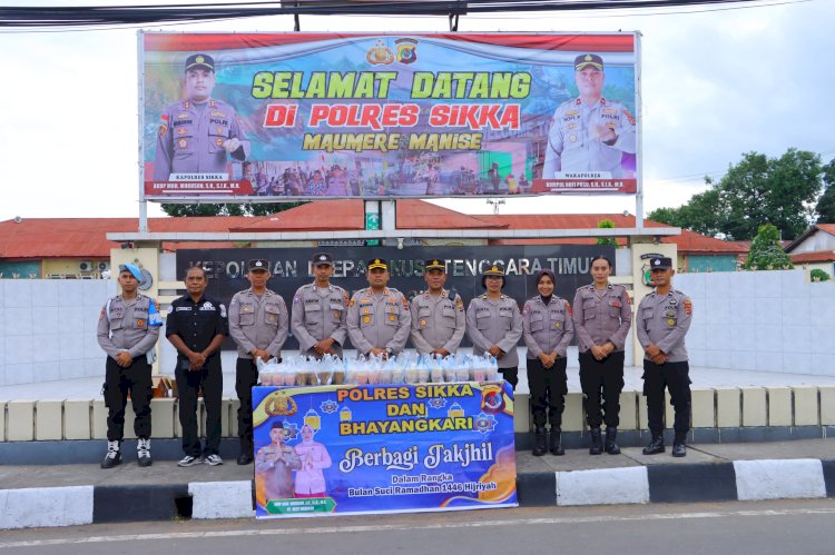 Sambut Ramadan, Kapolres Sikka Bagikan Takjil untuk Warga di Depan Mako