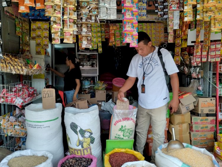 SATGAS PANGAN POLRES SIKKA CEK STOK DAN HARGA BAHAN PANGAN DI PASAR TINGKAT MAUMERE SELAMA BULAN RAMADAN