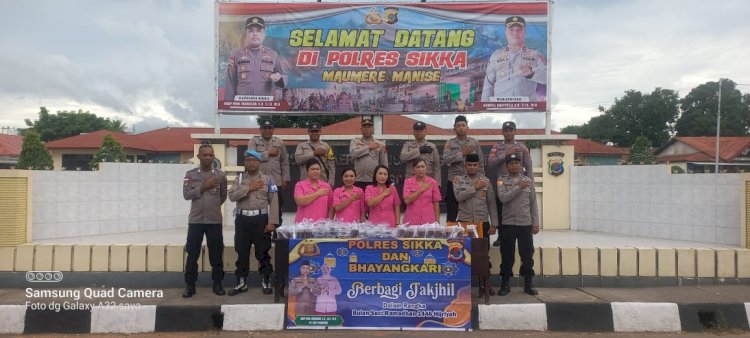 Kapolres Sikka membagikan Taljil Kepada Masyarakat Yang Melintasi Didepan Mako Polres Sikka