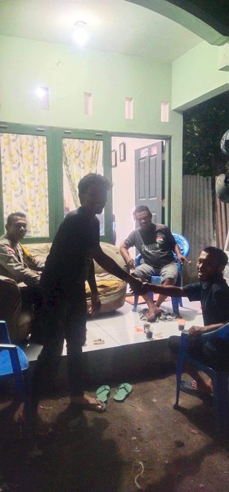 Bhabinkamtibmas Polsek Alok Polres Sikka Laksanakan Mediasi Penyelesaian Masalah Pengancaman Dan Perbuatan Tidak Menyenangkan
