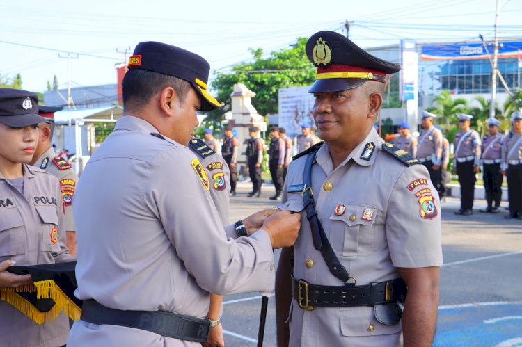 Upacara Sertijab Kasat Lantas dan Kapolsek Nita, Kapolres Tegaskan Komitmen Profesionalisme dan Inovasi